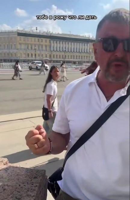 В очереди в Эрмитаж девушку обозвали "узбекской сучкой" и угрожали расправой