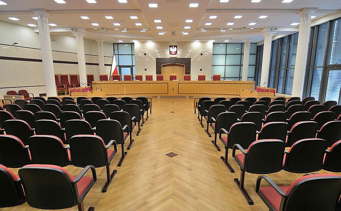 Судья Конституционного трибунала Польши отстранила председателя и его заместителя на месяц