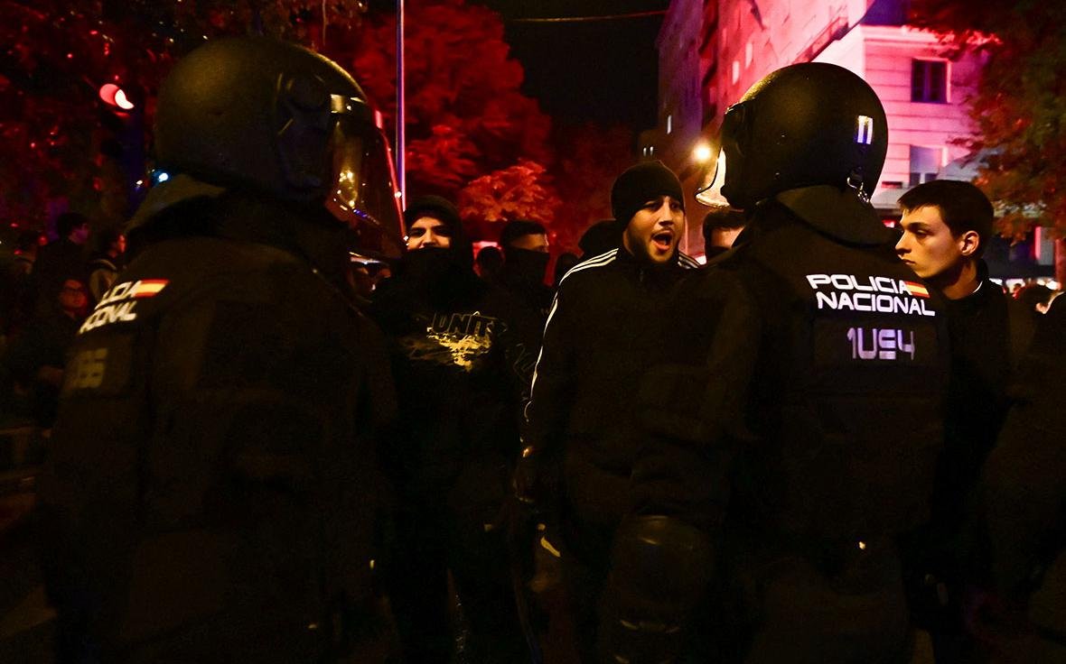 Протесты в Мадриде из-за крушения поездов переросли в стычки с полицией